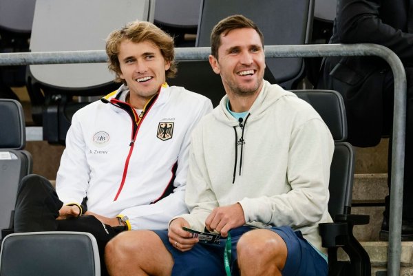 Alexander Zverev (l) und sein Bruder Mischa sitzen auf der Tribüne. - © Frank Molter/dpa