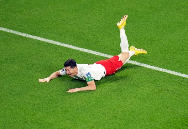 Weltfußballer Robert Lewandowski sorgte für den Endstand. - © Peter Bryne/PA Wire/dpa