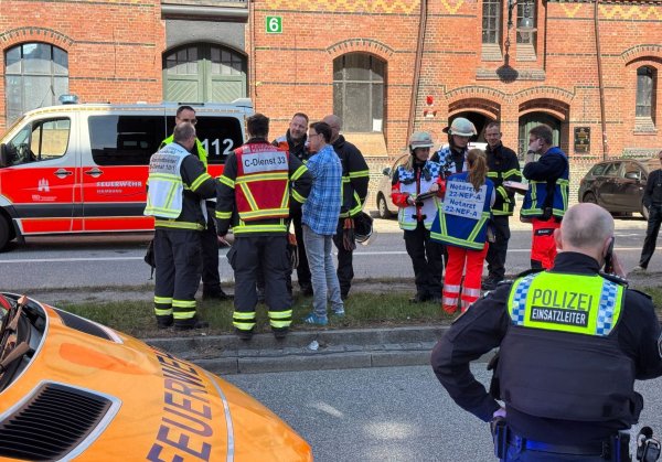 Nach dem Versprühen von Reizgas hat die Hamburger Feuerwehr das Minitatur Wunderland geräumt. - © Jonas Walzberg/dpa