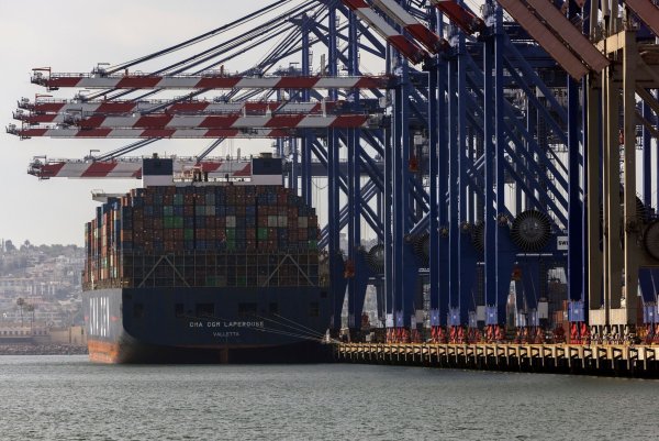 Containerschiff liegt im Hafen von Los Angeles. Wohin führt der von US-Präsident Trump losgetretene Zollkonflikt? - © Etienne Laurent/FR172066 AP/AP/dpa