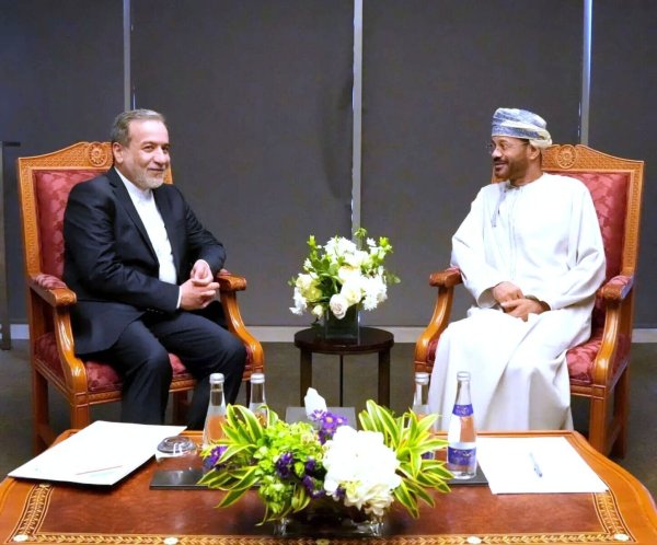 Der iranische Außenminister Abbas Araghtschi (links) ist zu Atomverhandlungen mit den USA in die Hauptstadt des Oman gereist. - © Uncredited/Iranian Foreign Ministry/AP/dpa