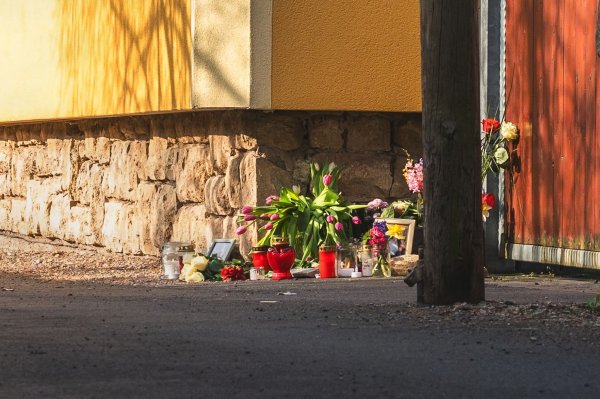 Vor dem Tathaus in Klettbach (Weimarer Land) drückten Menschen ihr Mitgefühl aus, indem sie Blumen und Kerzen aufstellten. - © David Breidert/dpa