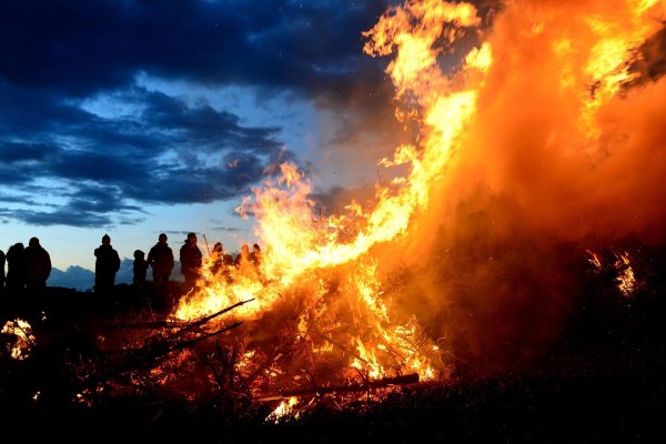 Wegen der Trockenheit steht noch nicht überall fest, ob Osterfeuer abgebrannt werden können. (Archivfoto) - © Maurizio Gambarini/dpa