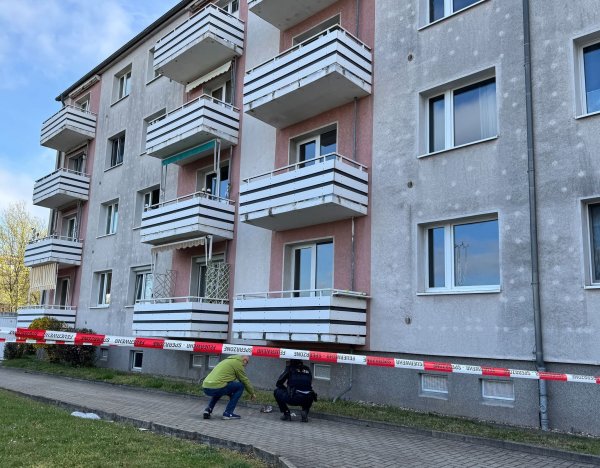 Die Polizei Magdeburg ermittelt, nachdem eine Frau und ein Kind beim Sturz von einem Balkon schwer verletzt worden sind. - © Thomas Schulz/TNN/dpa