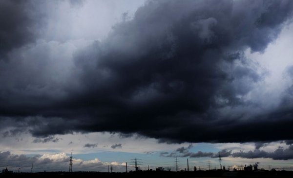 Das zuletzt in Deutschland wetterbestimmende Hoch verlagert sich nach Südosteuropa - in der Nacht zum Sonntag ziehen in NRW Regenschauer auf, Gewitter sind auch möglich. (Archivbild) - © picture alliance / dpa