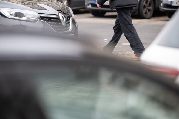 Besonders in Metropolen gingen die Menschen zuletzt häufiger zu Fuß und ließen das Auto öfter stehen. (Symbolbild) - © Sebastian Gollnow/dpa