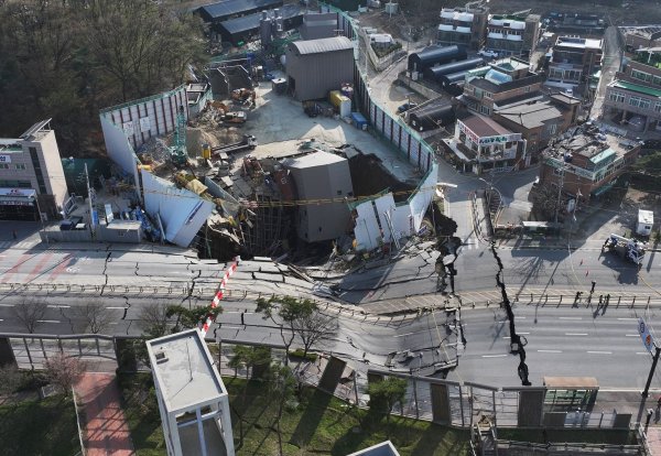 Vor dem Einsturz hatten Arbeiter Risse in Pfeilern entdeckt. - © Hong Ki-won/Yonhap via AP/dpa