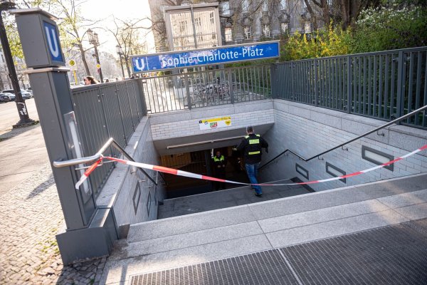 Die tödliche Messerattacke ereignete sich im Berliner U-Bahnhof Sophie-Charlotte-Platz. - © Fabian Sommer/dpa