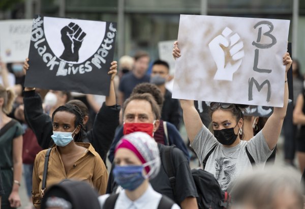  "BLM" ("Black lives matter") steht auf dem Plakat zweir Frauen, die sich auf der Hauptwache in Frankfurt an einer Kundgebung gegen Polizeigewalt beteiligen. Anlass der Demonstration ist der gewaltsame Tod eines Mannes in den USA durch die Polizei. - © Boris Roessler/dpa