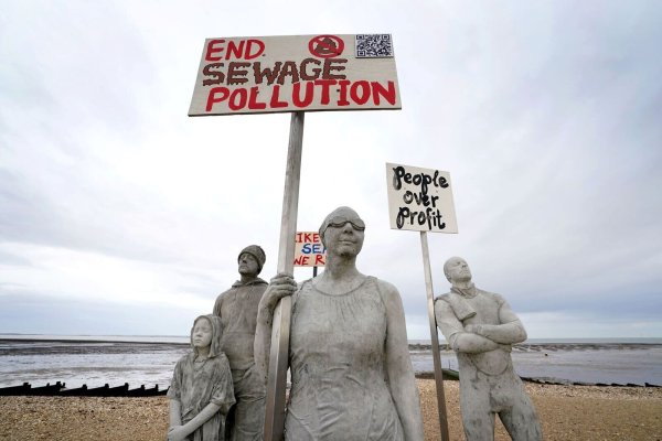 Mit der Kunstinstallation «Sirens of Sewage» von Jason DeCaires Taylor sollen Menschen gewürdigt werden, die sich für den Schutz der Gewässer und der Meeresökologie einsetzen. - © Gareth Fuller/Press Association/dpa