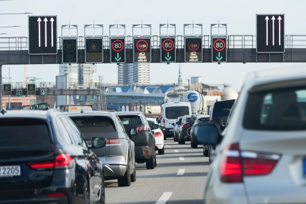Autobauer bekommen in der EU mehr Zeit, um sich an Klimavorgaben zu halten. (Archivbild) - © Georg Wendt/dpa