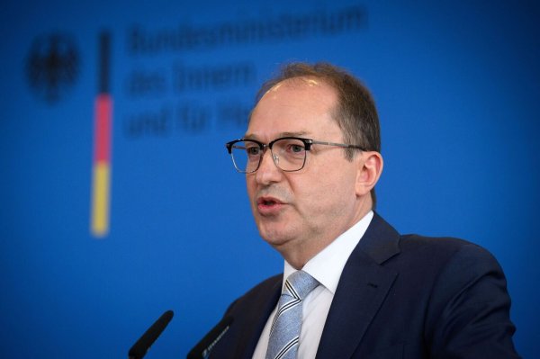 Bundesinnenminister Alexander Dobrindt (CSU) hatte schon vor seinem Amtsantritt Verschärfungen in der Migrationspolitik angekündigt. - © Bernd von Jutrczenka/dpa