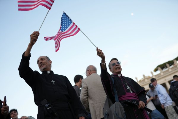 Zum ersten Mal ist ein US-Amerikaner Oberhaupt der katholischen Kirche. - © Francisco Seco/AP/dpa