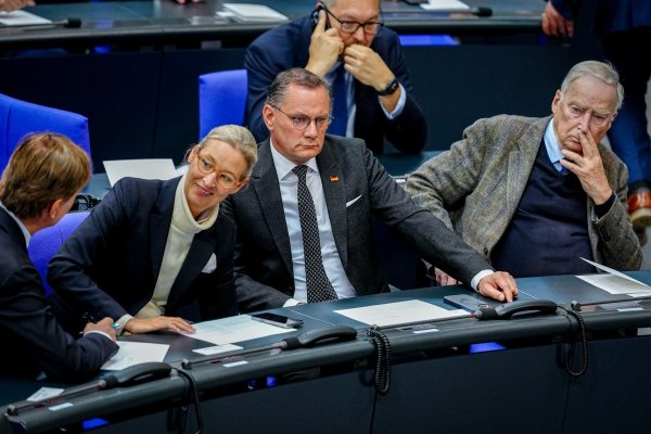 Die AfD-Chefs Alice Weidel und Tino Chrupalla nehmen zum 80. Jahrestag des Kriegsendes an einer Gedenkstunde im Bundestag teil. Am selben Tag kommt die Nachricht , dass der Verfassungsschutz vorläufig seine Einstufung der AfD als «gesichert rechtsextremistisch» auf Eis legt. - © Kay Nietfeld/dpa