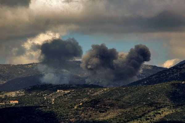 Rauch steigt auf nach einem israelischen Luftangriff im Süden des Libanons. (Archivbild) - © STR/dpa