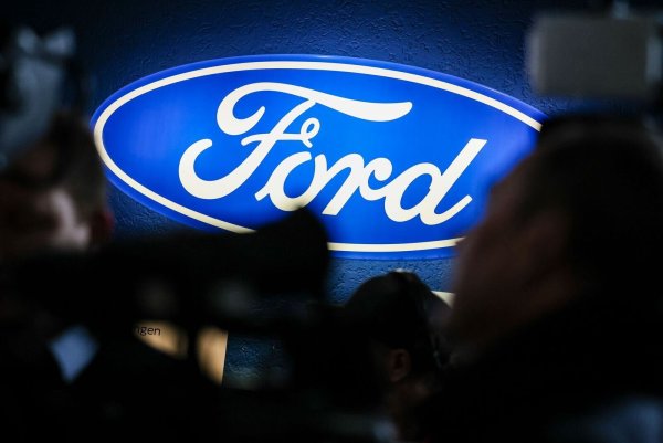 Das Ford-Logo im strahlenden Blau. Die Gegenwart sieht düster aus bei Ford Deutschland. - © Christoph Reichwein/dpa