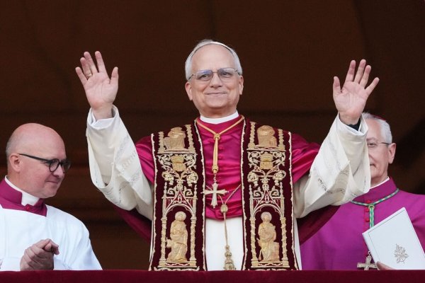 Der neue Papst Leo XIV.: der US-Amerikaner Prevost. - © Alessandra Tarantino/AP/dpa
