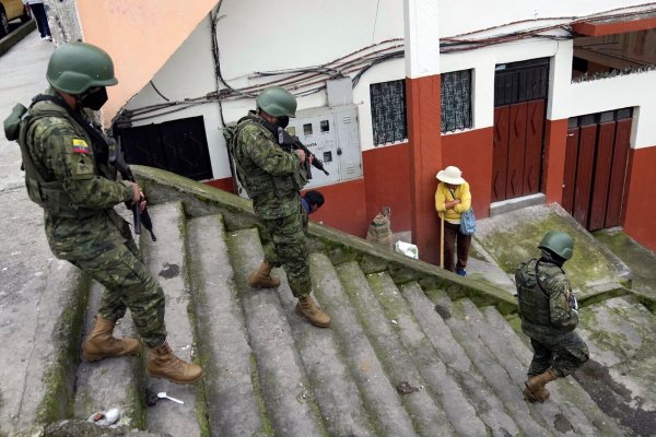 Soldaten patrouillieren in einem Wohngebiet im Süden von Quito. - © Dolores Ochoa/AP