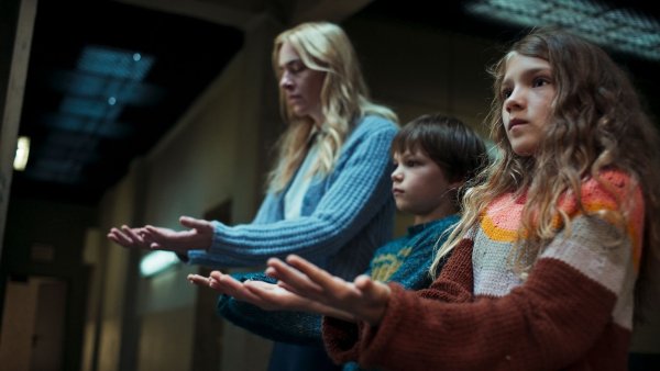 Die Schauspieler Kim Riedle als Lena (l-r), Naila Schuberth als Hannah und Sammy Schrein als Jonathan in einer Szene aus «Liebes Kind». - © -/Courtesy of Netflix 2023/dpa