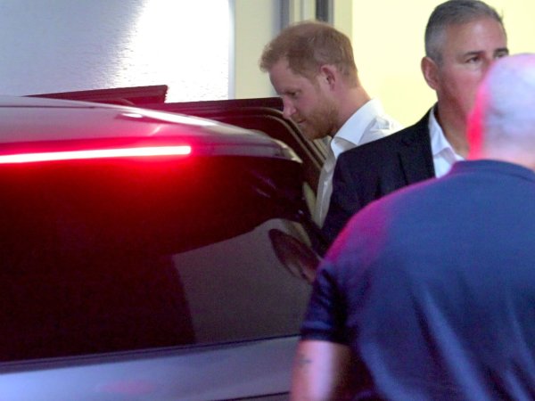 Prinz Harry kommt am Flughafen Düsseldorf an. - © Henning Kaiser/dpa