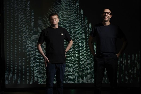 Tom Rowlands (r) und Ed Simons sind das britische Electronica-Duo Chemical Brothers. - © Hamish Brown/Universal Music/dpa