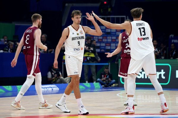 Franz Wagner (M) und Moritz Wagner treffen mit dem deutschen Team im WM-Halbfinale auf die USA. - © Matthias Stickel/dpa