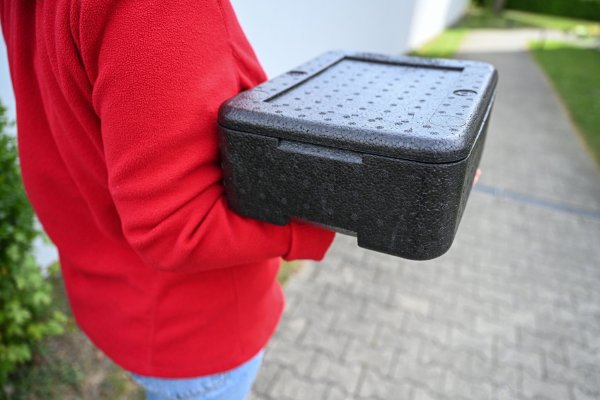 Viele Menschen nutzen «Essen auf Rädern», um bequem Mahlzeiten zu erhalten - eine wichtige Unterstützung für Senioren und weniger mobile Personen. - © Felix Kästle/dpa/dpa-tmn