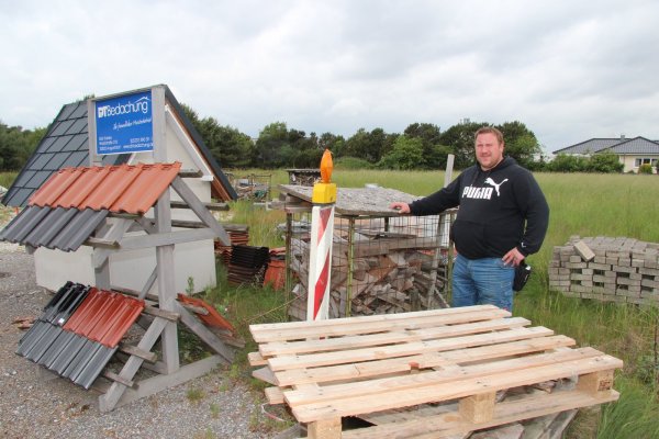 Würde gern ein Bauprojekt verwirklichen: Dirk Trakies vor dem Grünstreifen zwischen Waldstraße und Industriegebiet. - © Cordula Gröne