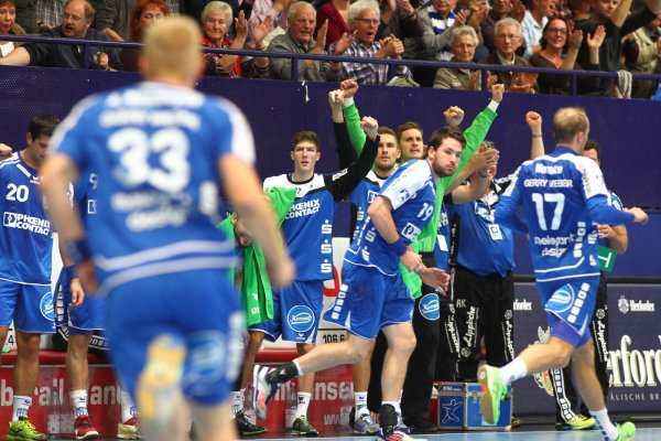 Motivator auf der Bank: Lukas Zerbe (Dritter von links) ballt die Faust – ebenso Tom Skroblien (daneben), der sich tags darauf am Ellenbogen verletzte. - © Jörg Hagemann