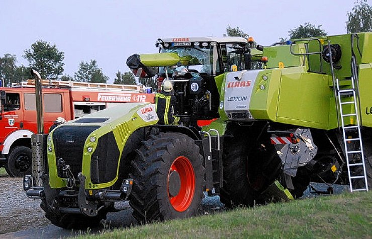 Das Abtankrohr des Mähdreschers durchstößt die Trak