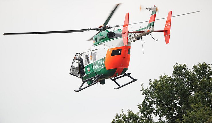 Mit Wärmebildkameras war ein Polizeihubschrauber in der Nacht über Baumheide unterwegs. - © SYMBOLFOTO: DPA