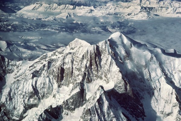 Am Montblanc-Gebirge in den Westalpen sind durch eine Lawine mindestens vier Menschen gestorben (Archivbild). - © picture alliance / dpa