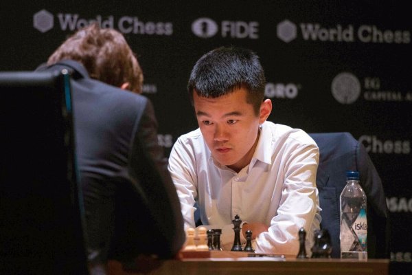 Spielt um den Schach-WM-Titel: Ding Liren. - © Arne Bänsch/dpa