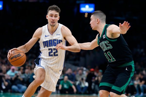 Franz Wagner (l) verlor mit Orlando in Boston. - © Michael Dwyer/AP