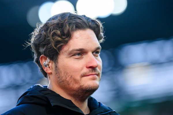 Dortmunds Trainer Edin Terzic steht vor dem Spiel im Stadion. - © Tom Weller/dpa