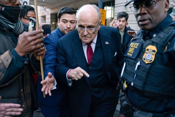 Rudy Giuliani verlässt das Bundesgericht in Washington. - © Jose Luis Magana/AP/dpa