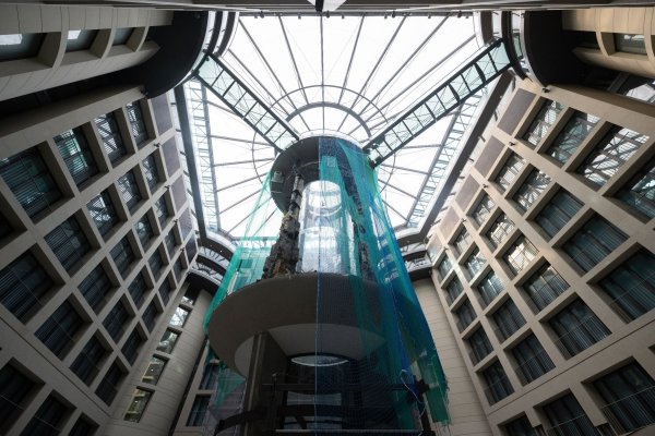 Das Riesenaquarium zerbrach am 16. Dezember 2022 in Hunderte Bruchstücke. - © Sebastian Christoph Gollnow/dpa