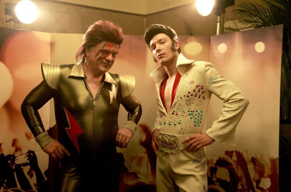 Vincent (Bernhard Schütz, l) und Nils (Jacob Matschenz) müssen als Imitatoren von David Bowie und Elvis Presley auftreten. - © Felix Novode Oliveira/ZDF/arte/dpa