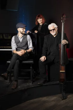 Das Trio „Blue Terrace“ Haide Manns' Bluestrio gastiert in Hanaa‘s Lounge. - © Helge Krückeberg
