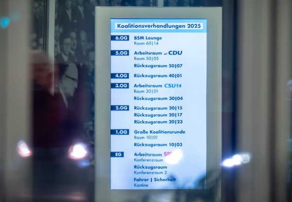 Der Wegweiser in der CDU-Zentrale (Konrad-Adenauer-Haus), wo die erste Runde der Koalitionsverhandlungen von Union und SPD stattfindet (Archivfoto) - © Michael Kappeler/dpa