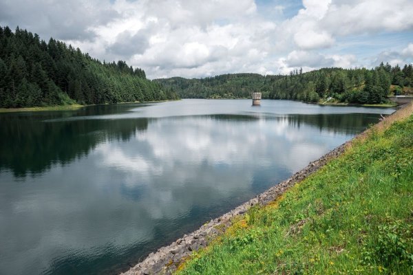 Erholungsort und wichtige Trinkwasserquelle der Region: die Talsperre Mauthaus in Oberfranken. - © Daniel Vogl/dpa