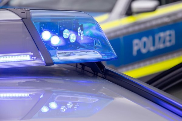 Ein Mann soll in Bielefeld zwei Menschen mit einem Messer schwer verletzt haben, einen von ihnen lebensgefährlich. (Symbolbild) - © Daniel Karmann/dpa