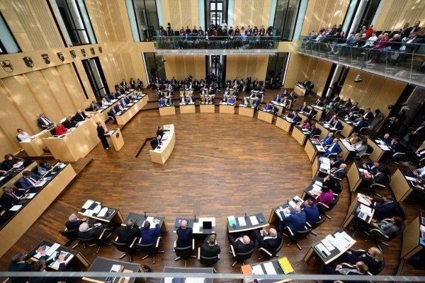Der Bundesrat stimmt der Grundgesetzänderung für das Finanzpaket zu. - © Bernd von Jutrczenka/dpa