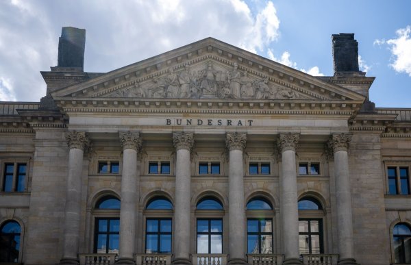 Der Bundesrat entscheidet über das Milliarden-Finanzpaket. (Archivbild) - © Monika Skolimowska/dpa