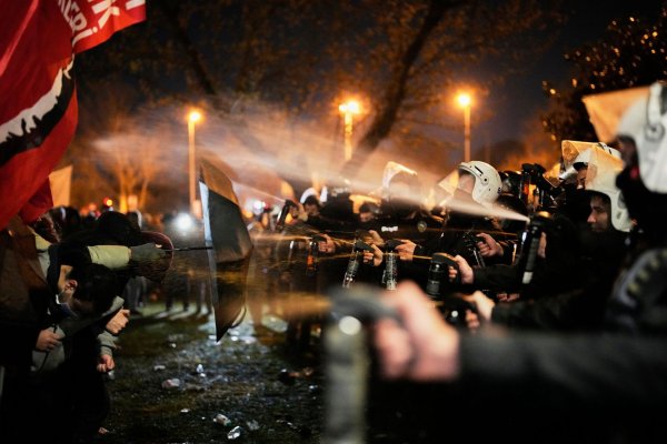 In Istanbul wird trotz Verbots demonstriert. - © Khalil Hamra/AP/dpa