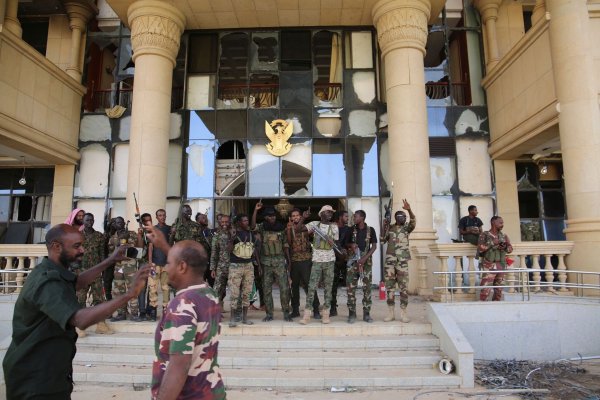 Sudanesische Soldaten feiern die Einnahme des Präsidentenpalastes - © Uncredited/AP/dpa