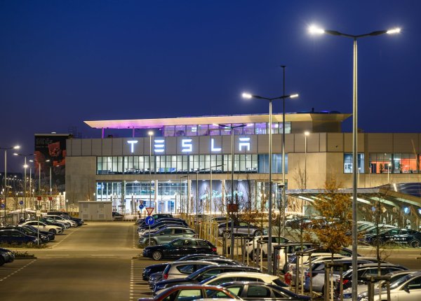 Das Tesla-Werk in Grünheide bei Berlin wird drei Jahre alt. Der Absatz in Deutschland sinkt, Tesla ist dennoch zuversichtlich (Archivbild). - © Patrick Pleul/dpa