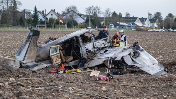 Beim Absturz eines Kleinflugzeugs ist in St. Augustin ein Mann ums Leben gekommen, vermutlich der Pilot. - © Benjamin Westhoff/dpa