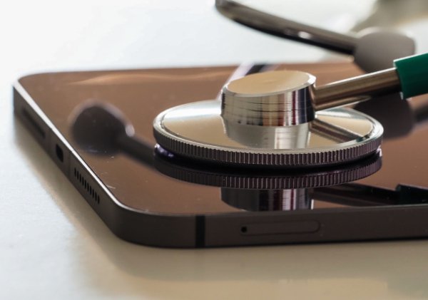 Forschende der Hochschule Hof haben eine App entwickelt, um Daten und Informationen über Seltene Erkrankungen zu sammeln. - © Soeren Stache/dpa