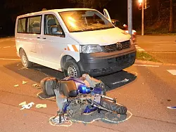 In G&uuml;tersloh hat ein Autofahrer einen Rollerfahrer &uuml;bersehen. - &copy; FOTO: ANDREAS EICKHOFF